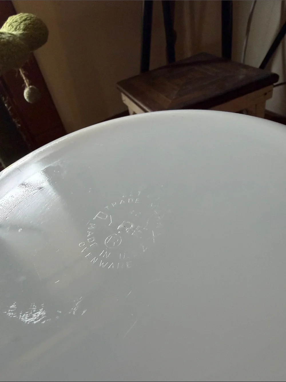 Pyrex pink Exterior with White Interior Round Baking Dish flamingo